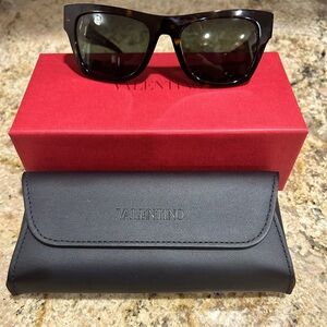 Chic Valentino sunglasses
